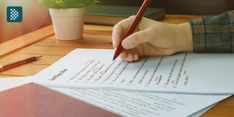 pessoa fazendo modelo 5w2h em uma folha