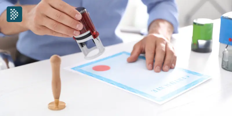 certificado de acreditação de hospital sendo carimbado