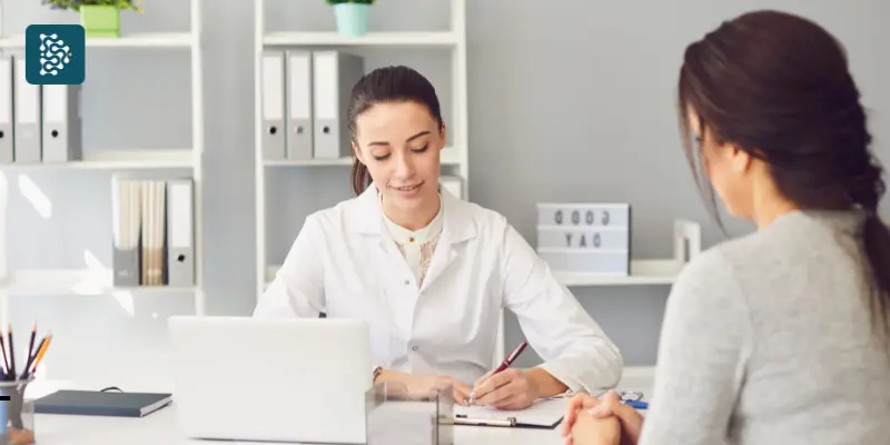 Médica realizando uma consulta em Walk-in clinic