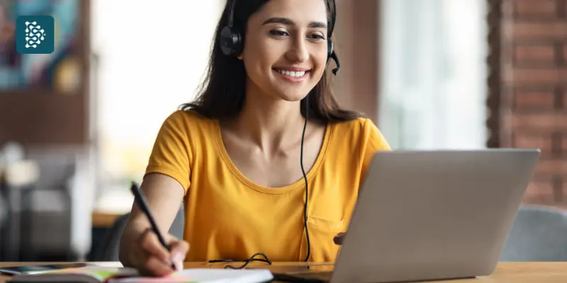 mulher jovem lendo avaliação online sobre uma clínica