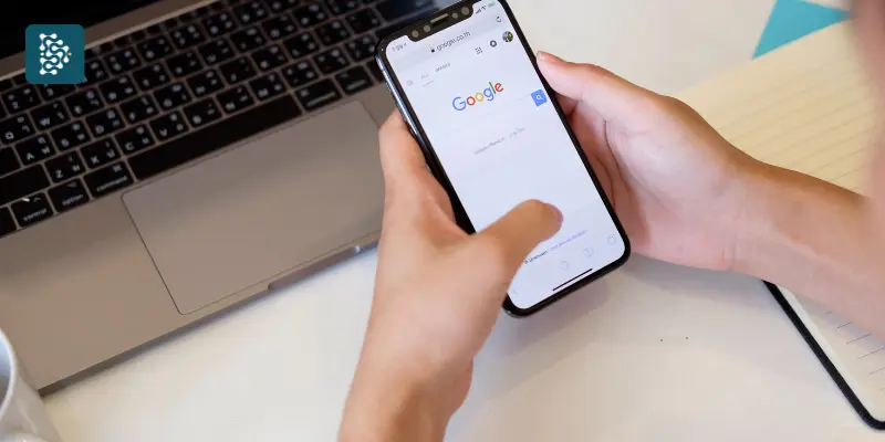 pessoa segurando um celular com tela aberta na área de avaliação online 
