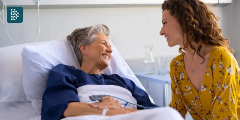 Idosa acamada em hospital recebendo visita beira leito