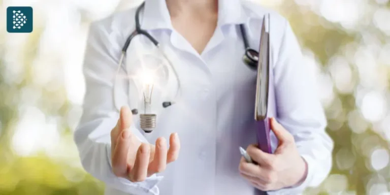 Médica segurando uma lâmpada e uma pasta, representando boas ideias e insights para médicos e gestores de hospitais sobre inovação, gestão em saúde e soluções da healthtech Datasigh.
