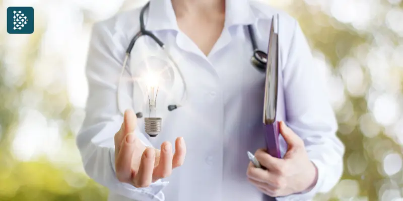 Médica segurando uma lâmpada e uma pasta, representando boas ideias e insights para médicos e gestores de hospitais sobre inovação, gestão em saúde e soluções da healthtech Datasigh.