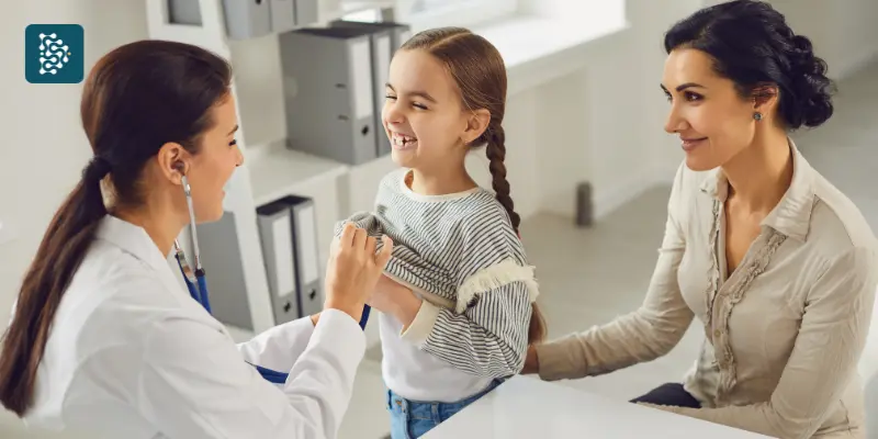 pediatra examina criança em ação social para branding médico