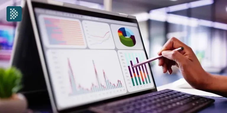 Homem usando computador com dashboard de business intelligence no Datasigh, analisando gráfico de desempenho