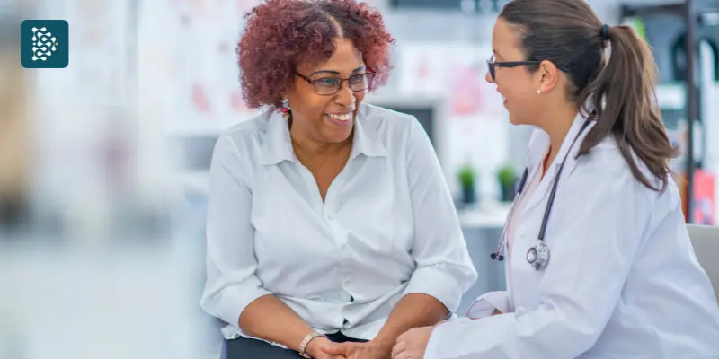 Médica conversando com paciente que chegou até a clinica com ação de growth marketing para clínicas