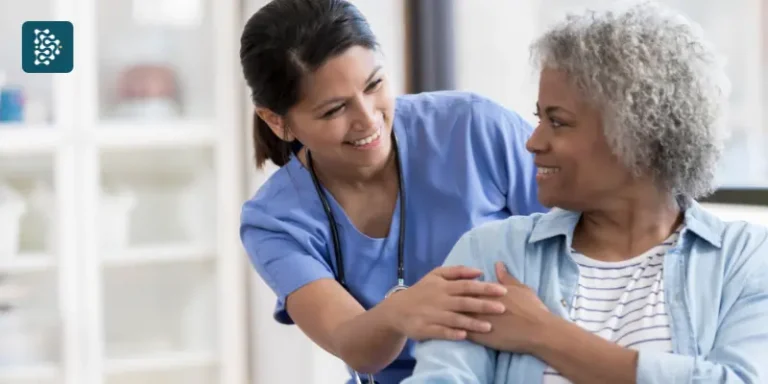 Médica conversando com paciente que chegou até a clinica com ação de growth marketing para clínicas