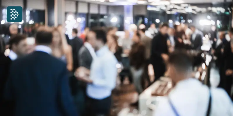 Médicos participam de congresso de cardiologia no Brasil, reunidos em centro de eventos para debater inovações e avanços da área.