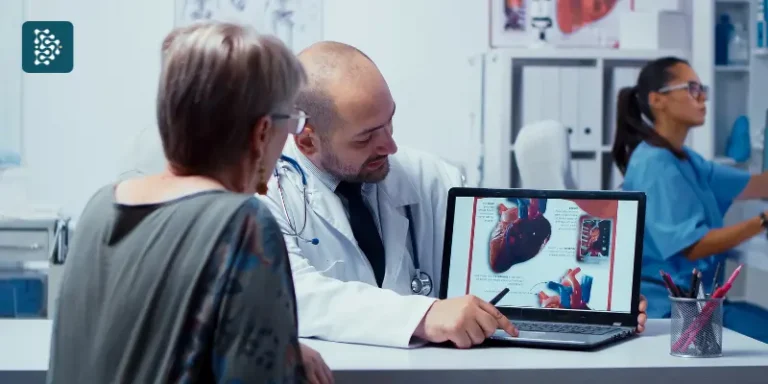 Cardiologista realiza exame médico em paciente e mostra resultado no computador com foco em cardiologia avançada.