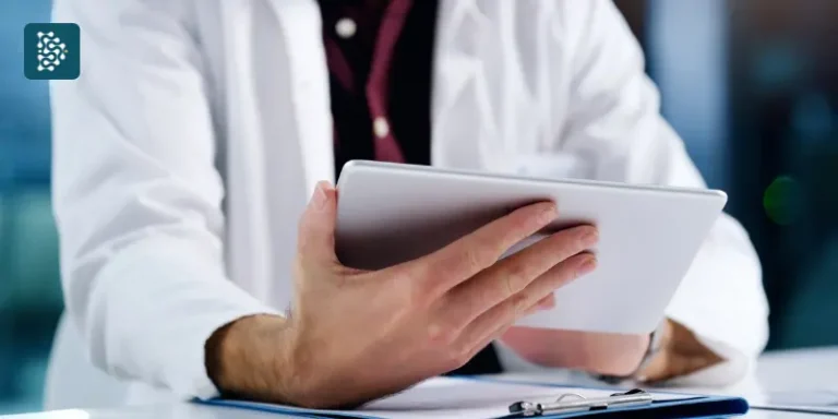 médico com tablet analisa dados centralizados do paciente