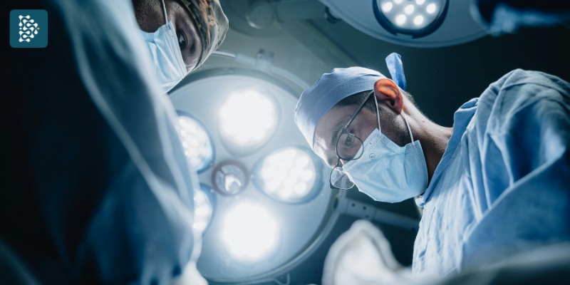 Equipe cirúrgica em hospital com suporte de sistema ERP hospitalar Datasigh Web
