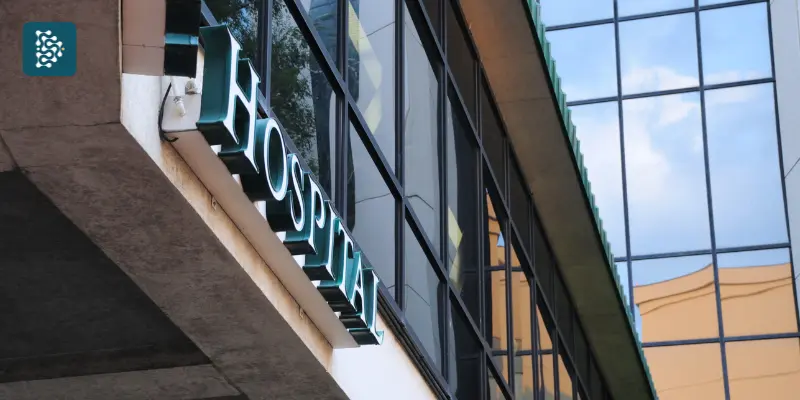 Fachada de hospital com selo de certificação, representando excelência e reconhecimento na saúde.