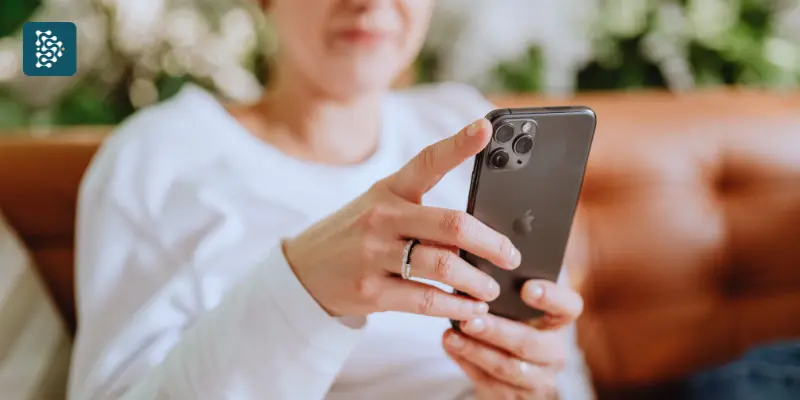 Mulher usando celular em conversa por chat no celular, representando chatbot humanizado para WhatsApp da Datasigh.