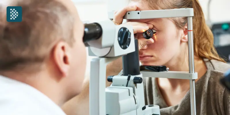 Oftalmologista fazendo exame de vista em paciente durante atendimento em Clínica Oftalmologica