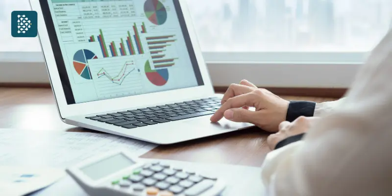 computador com tela mostrando gráfico de gestão financeira