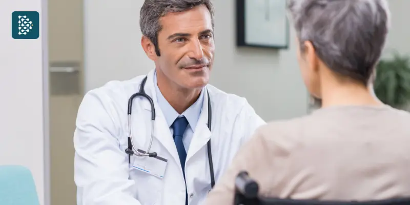 médico simpático conversa com paciente usando técnicas de comunicação não violenta