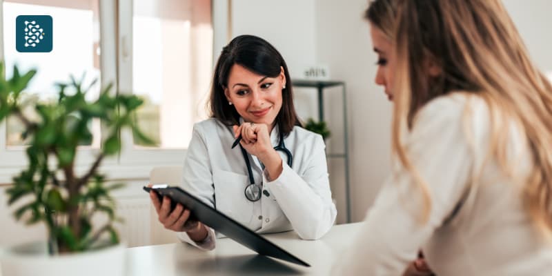 Médica orientando paciente em consultório