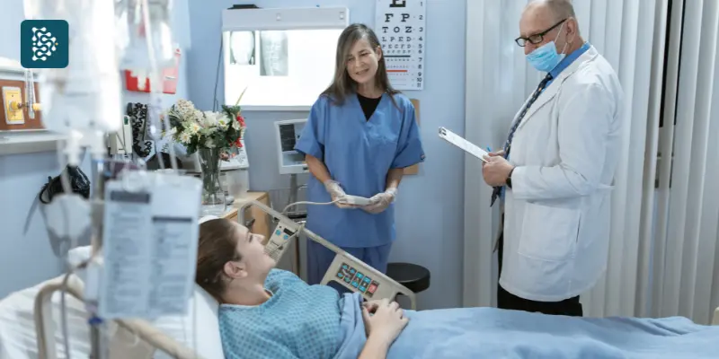 médicos usando dicas de CNV para informar resultado de exame para paciente internada em hospital