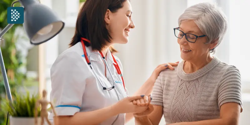 médica usa Comunicação Não Violenta para falar com paciente idosa