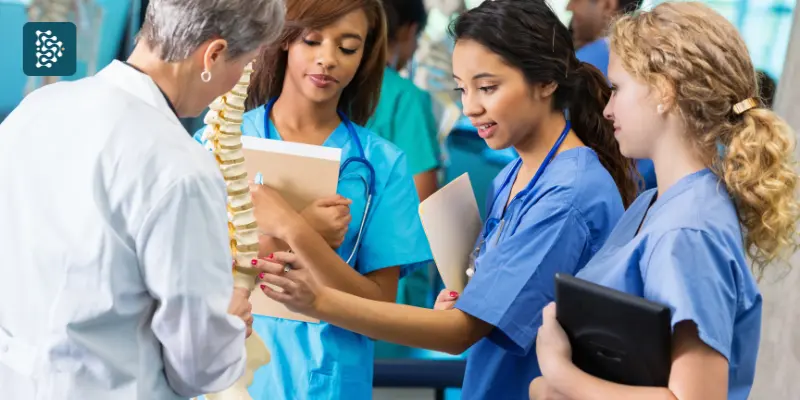 grupo de ortopedistas analisando esqueleto humano em congresso médico