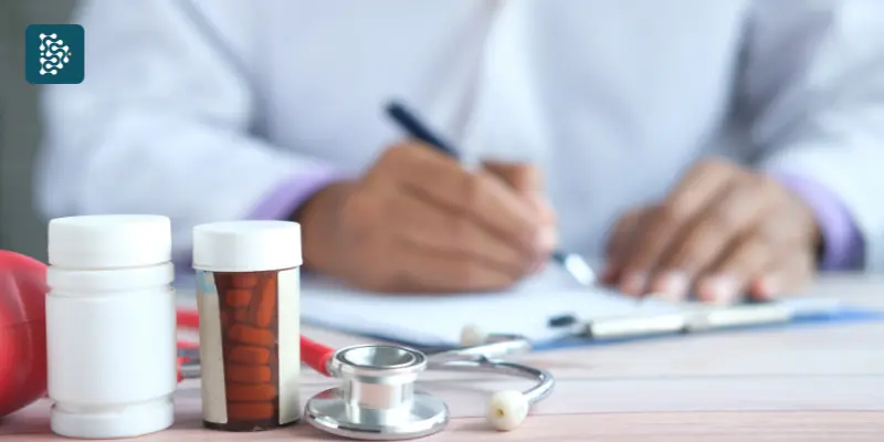 Controle de validade de medicamentos na farmácia hospitalar, com médico prescrevendo remédios, representando a gestão de hospitais com o sistema Datasigh.