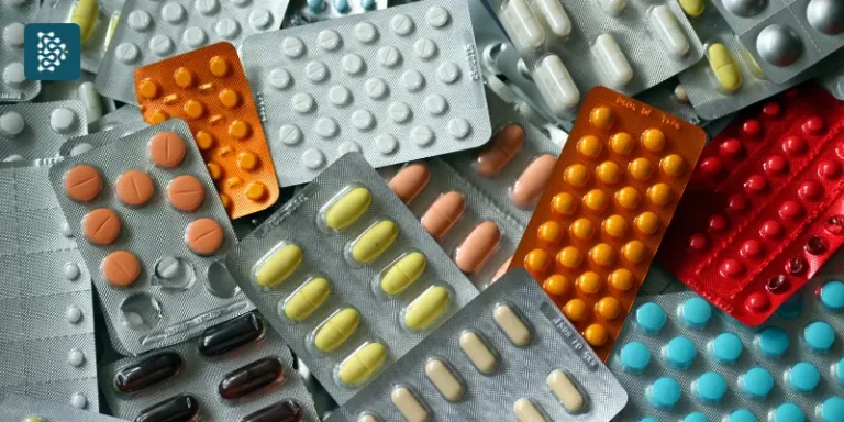 Controle de validade de medicamentos na farmácia hospitalar, com pílulas e cesta com vários comprimidos, representando a gestão de hospitais com o sistema Datasigh.