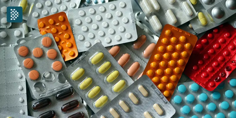 Controle de validade de medicamentos na farmácia hospitalar, com pílulas e cesta com vários comprimidos, representando a gestão de hospitais com o sistema Datasigh.