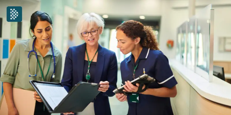 mulheres executivas conversando no corredor de um hospital sobre tipos de Convênio Médico