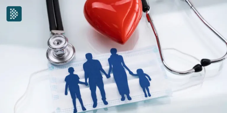 Convênio médico representado por família em papel craft, coração de plástico e estetoscópio, com referência ao Datasigh.