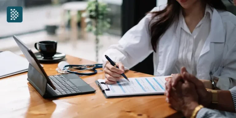 Médica analisa planilha no computador em consultório, usando o Datasigh para reduzir glosas médicas e otimizar o faturamento hospitalar por convênio médico e hospital.