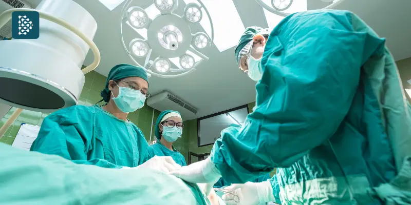 médico fazendo cirurgia em um hospital que usa Datasigh com Inteligencia Artificial