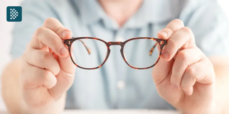 Silhueta de médica mostrando óculos tendências na Oftalmologia no cuidado com os olhos