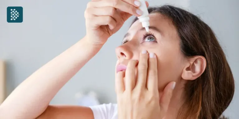 mulher de olhos verdes fazendo rotina de saúde ocular pingando colírio indicado pelo oftalmologista