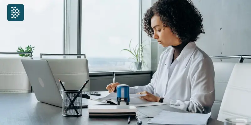 Sistema de Gestão Hospitalar Datasigh com médica escrevendo receita no computador