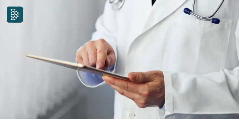 Médico usa tablet com automação de gestão hospitalar digital para recepção