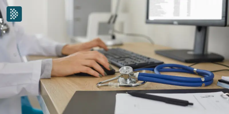 profissional de saúde fazendo consulta online de dados clínicos