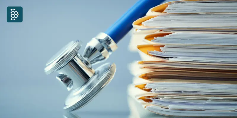 Pilha de papeis com dados de pacientes de um hospital