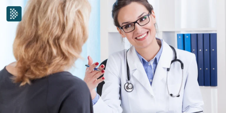 médica conversando feliz com paciente mulher