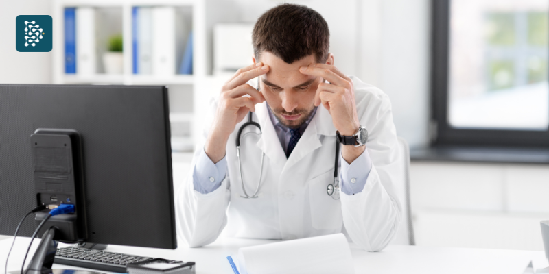 médico preocupado debruçado na mesa