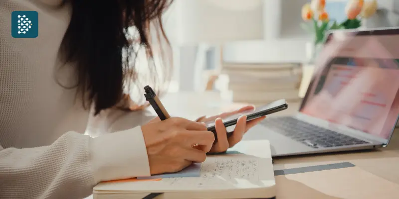 médica usando software para gestão de hospitais e clínicas