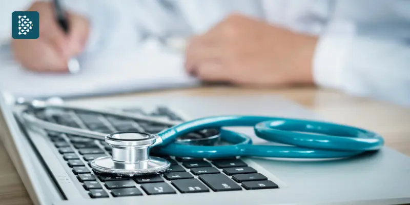 estetoscópio sobre um notebook