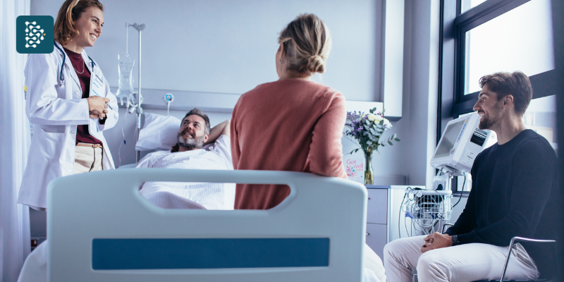 médica dando informações a família de um paciente internado