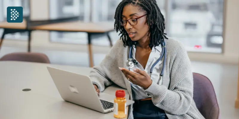 Mulher fazendo marcação de consulta online pelo computador