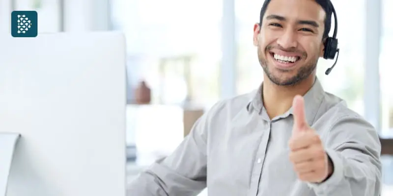 atendente de call center médico fazendo sinal positivo