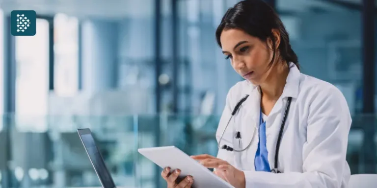 médica analisando base de dados com informações da clínica