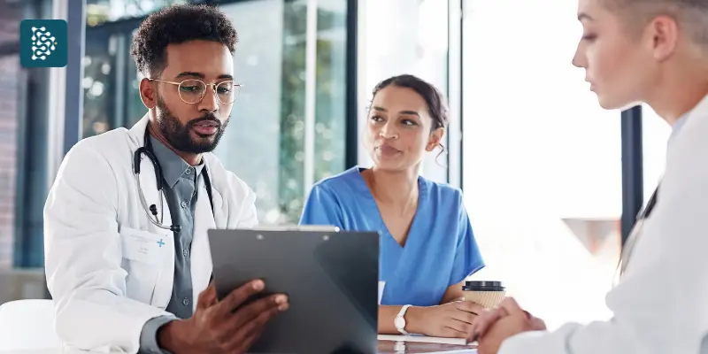  junta médica avaliando dados de um paciente