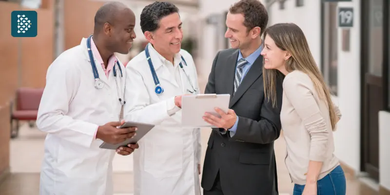 conselho médico sorrindo com sucesso da clínica