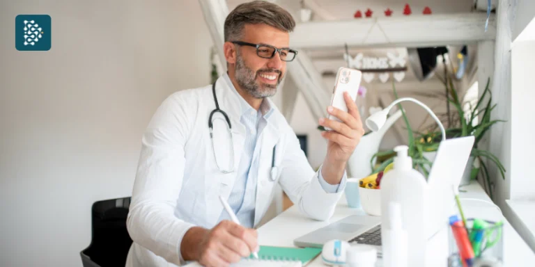 médico verificando site da Receita Federal para fazer a DMED