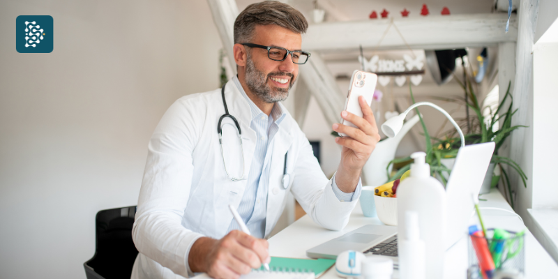 médico verificando site da Receita Federal para fazer a DMED